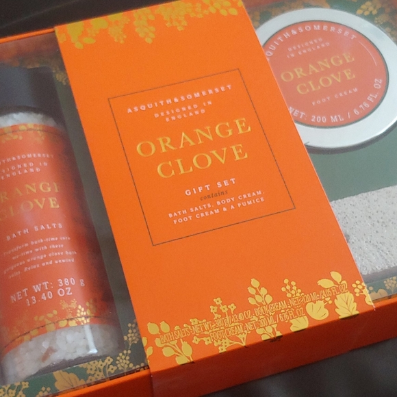 NWOT Asquith & Somerset Orange Clove Bath Set